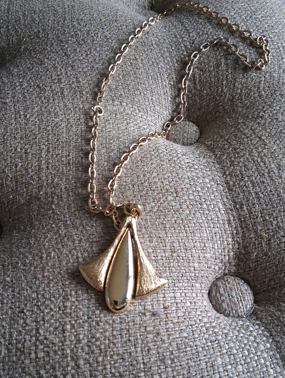 Gold Fan Teardrop Pendant Necklace - Women Jewelry